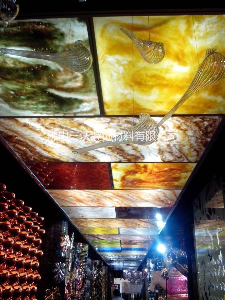 酒店大廳門口透光石吊頂應(yīng)用案例