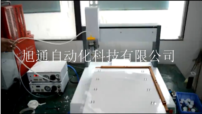 桌面式汽車后視鏡發(fā)熱片自動(dòng)點(diǎn)膠機(jī)圖片