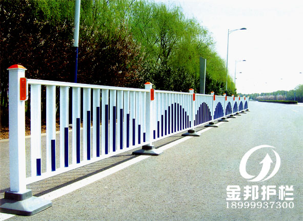 鋅鋼隔離護欄網(wǎng) 鋅鋼道路護欄圖片