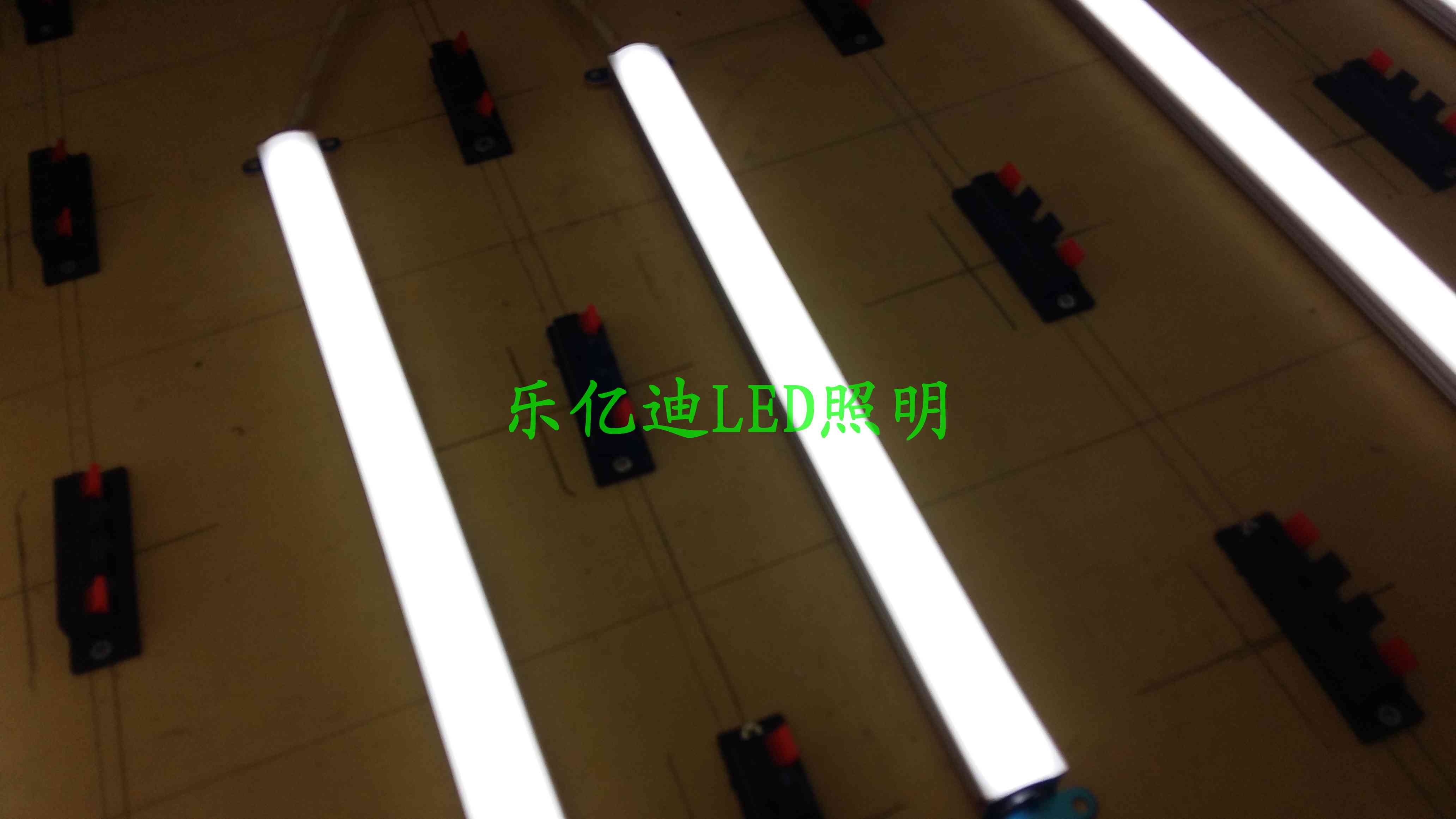 供應(yīng)青島LED燈管生產(chǎn)廠家，青島LED燈棍生產(chǎn)廠家，青島LED日光燈管生產(chǎn)廠家，青島LED節(jié)能燈管生產(chǎn)廠家