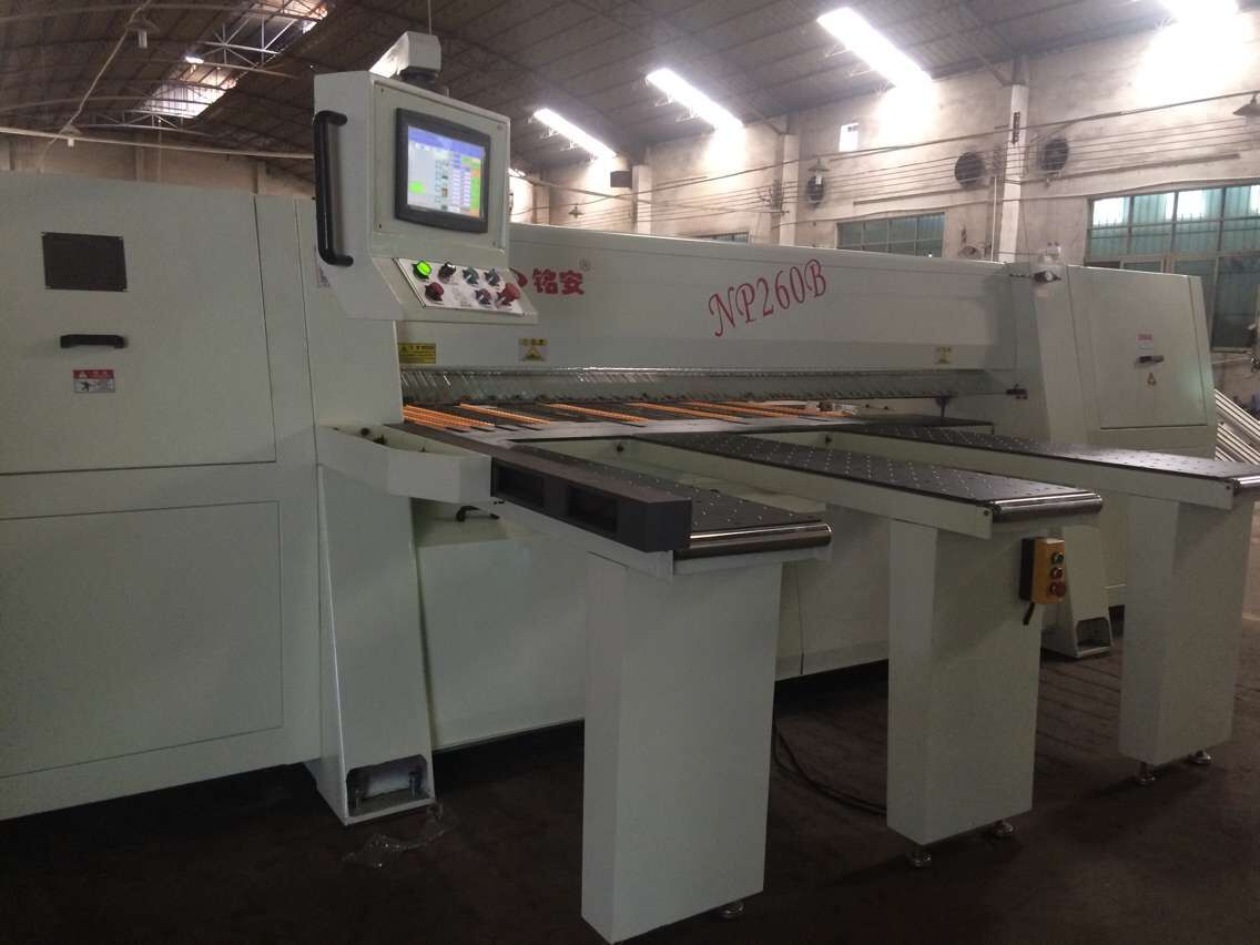 供應(yīng)佛山全自動裁板鋸價格，全自動封邊機(jī)廠家，木工精密裁板鋸