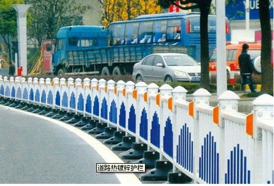 PVC道路护栏  草坪护栏图片