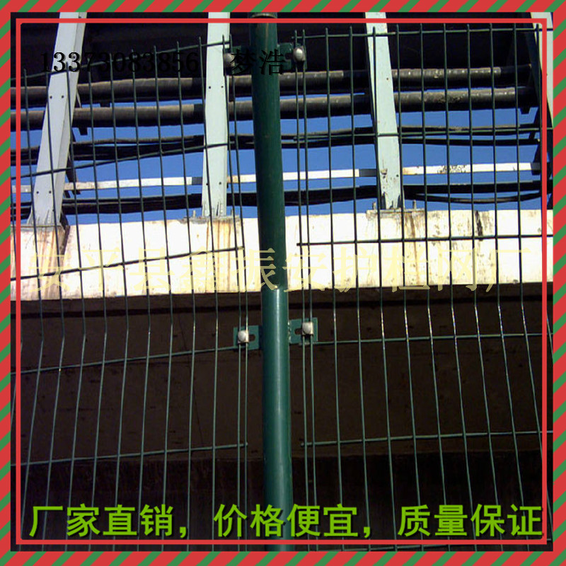 雙邊絲護(hù)欄網(wǎng)，圍欄網(wǎng)公路安全防護(hù)圖片