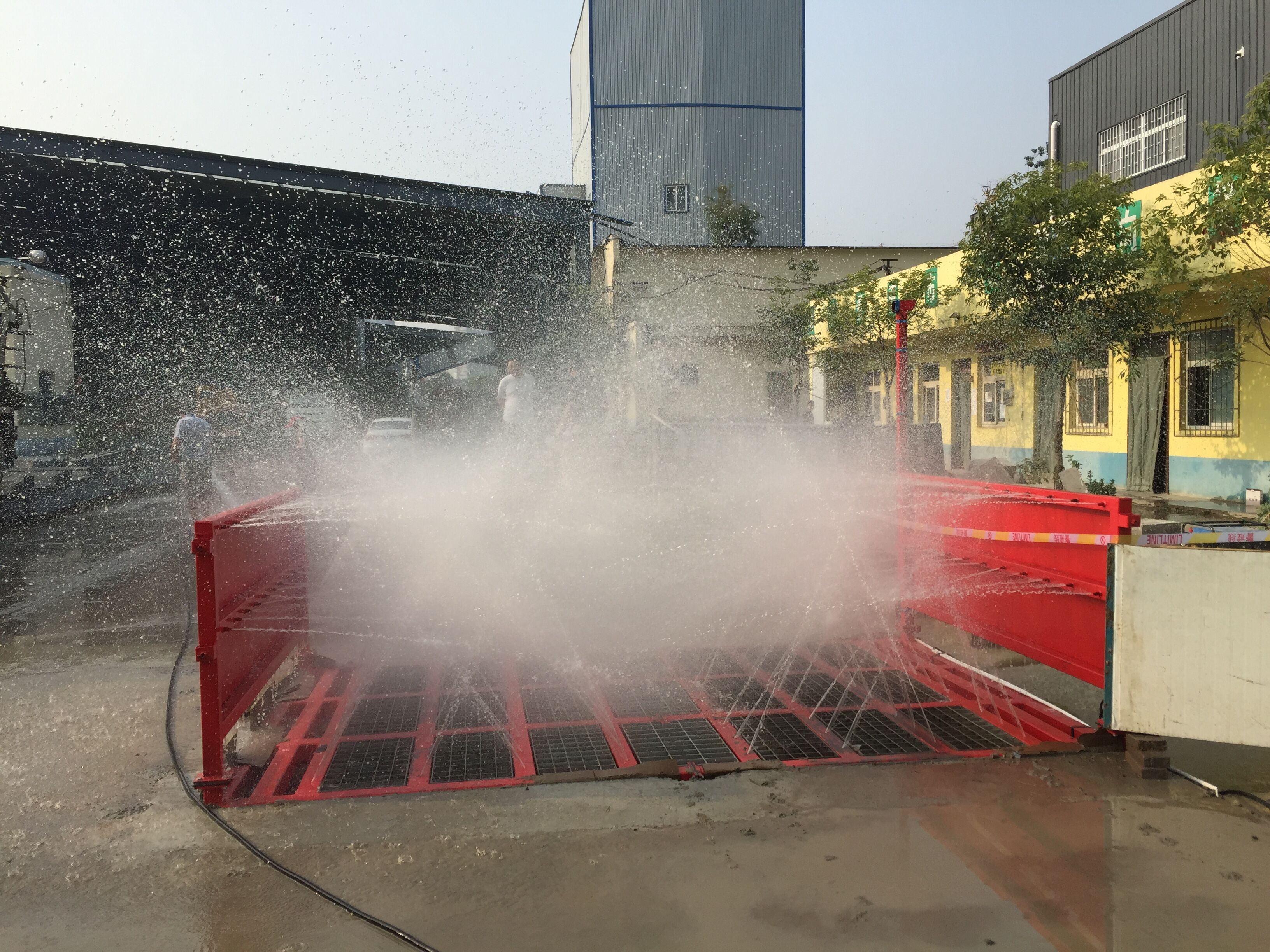 供應用于車輛日常清洗的全自動工地工程車洗車機