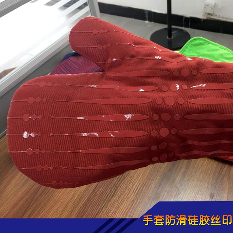 東莞昌發(fā)服裝輔料批發(fā)手套防滑硅膠絲印 防滑微波爐手套 滴膠手套裁片