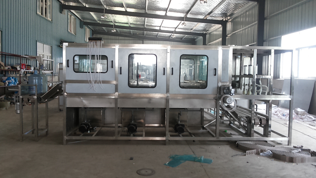 300桶大桶灌裝機(jī)桶裝水設(shè)備圖片