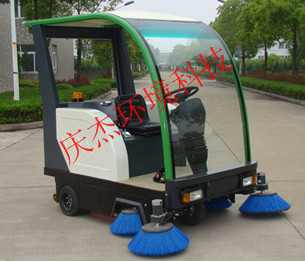 青島駕駛式掃地機(jī)圖片