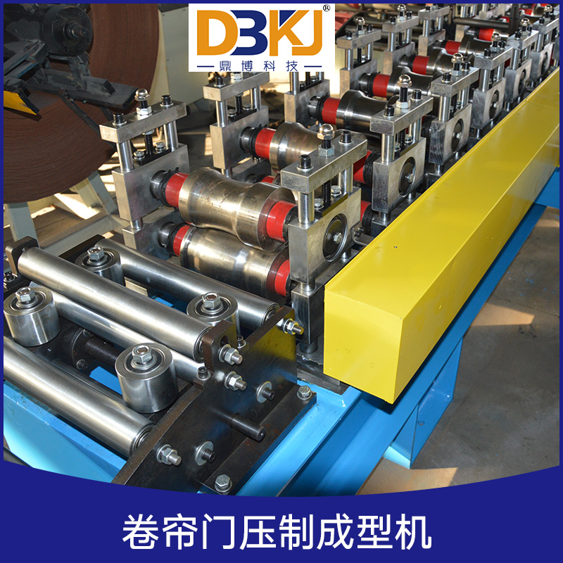 卷簾門壓制成型機(jī)設(shè)備圖片