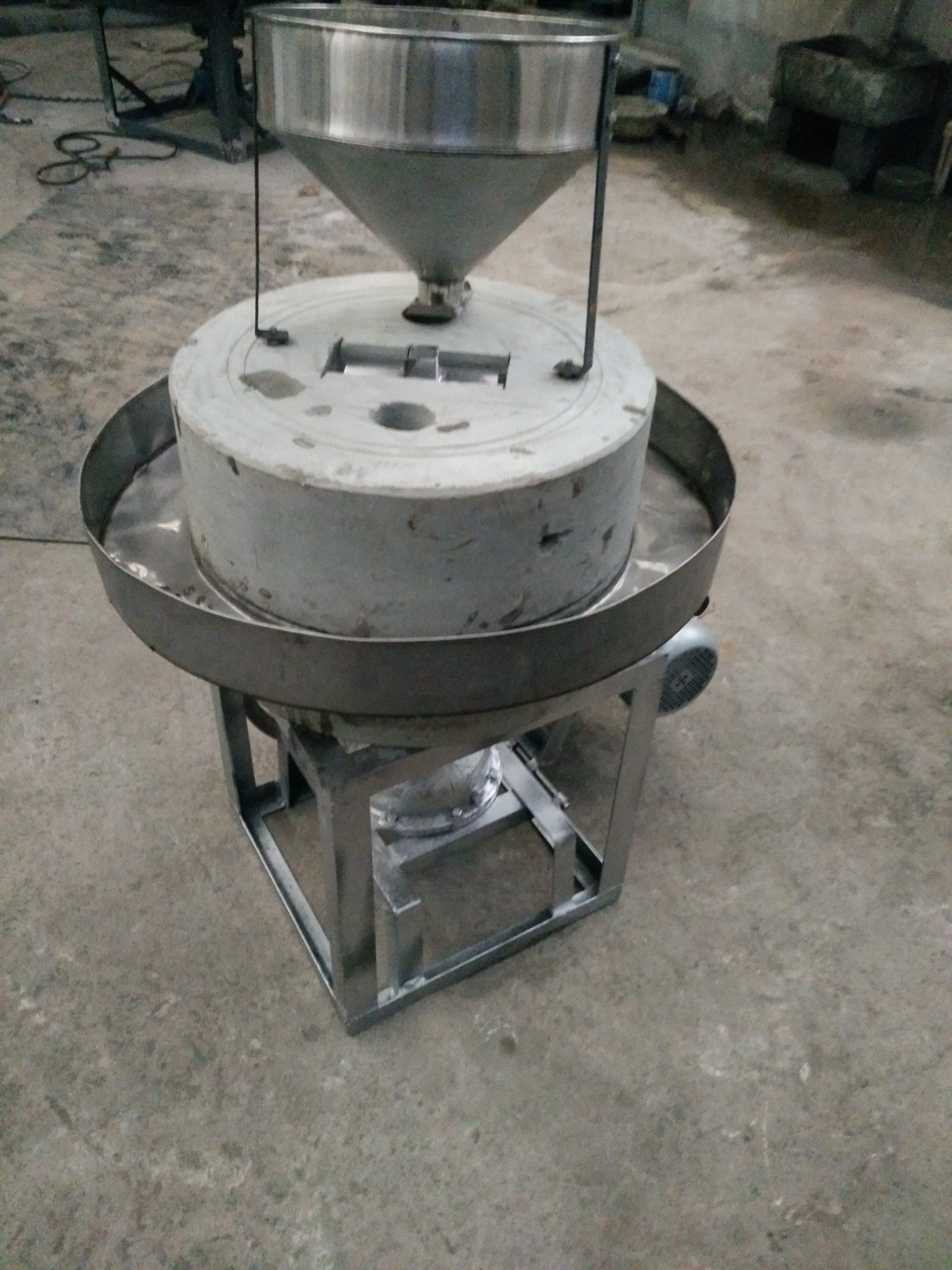山東現(xiàn)林電動石磨機(jī)60型香油石磨圖片
