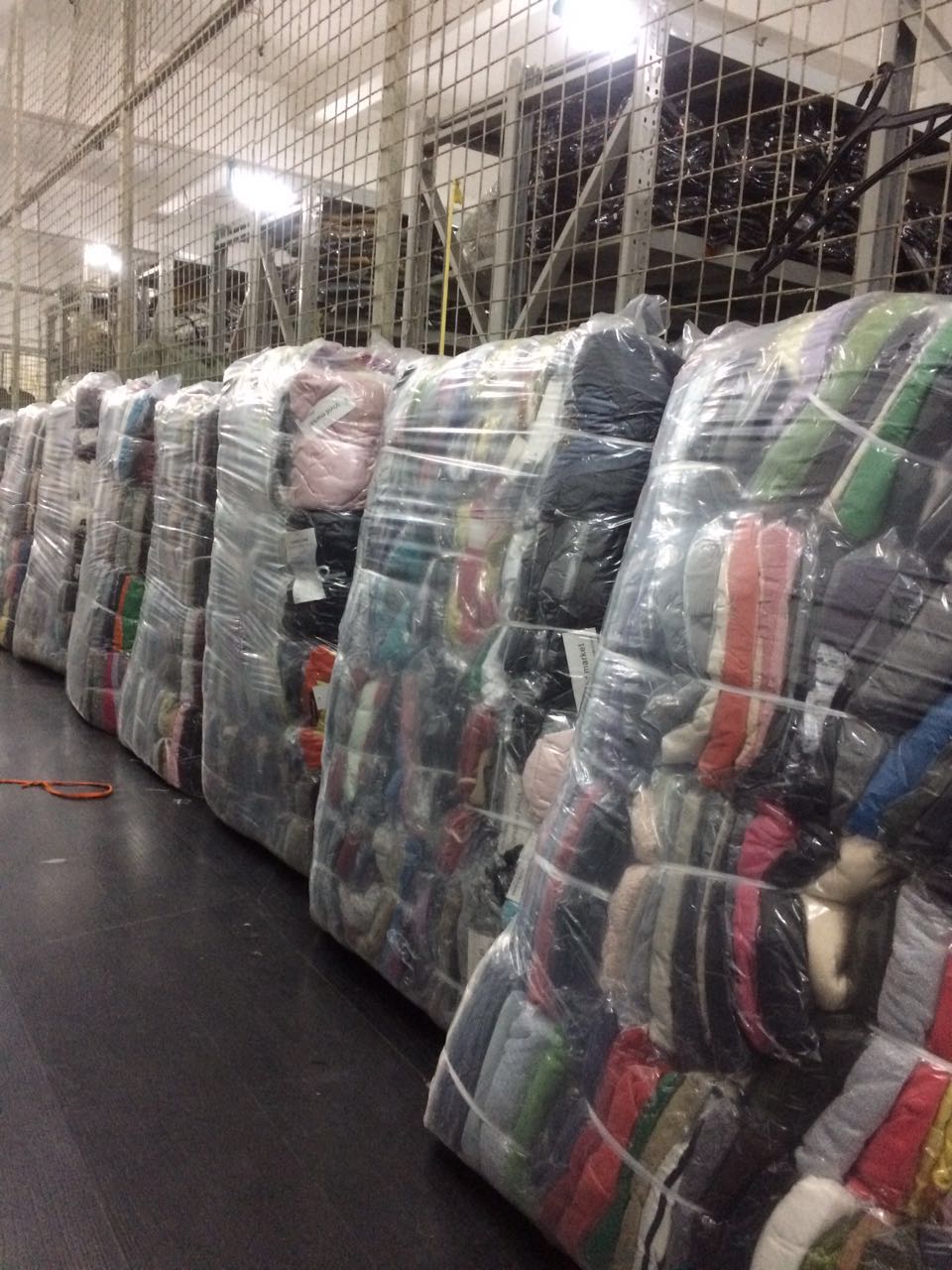 庫存尾貨服裝的批發(fā)價格東莞庫存毛衣價格促銷4.8元批發(fā)