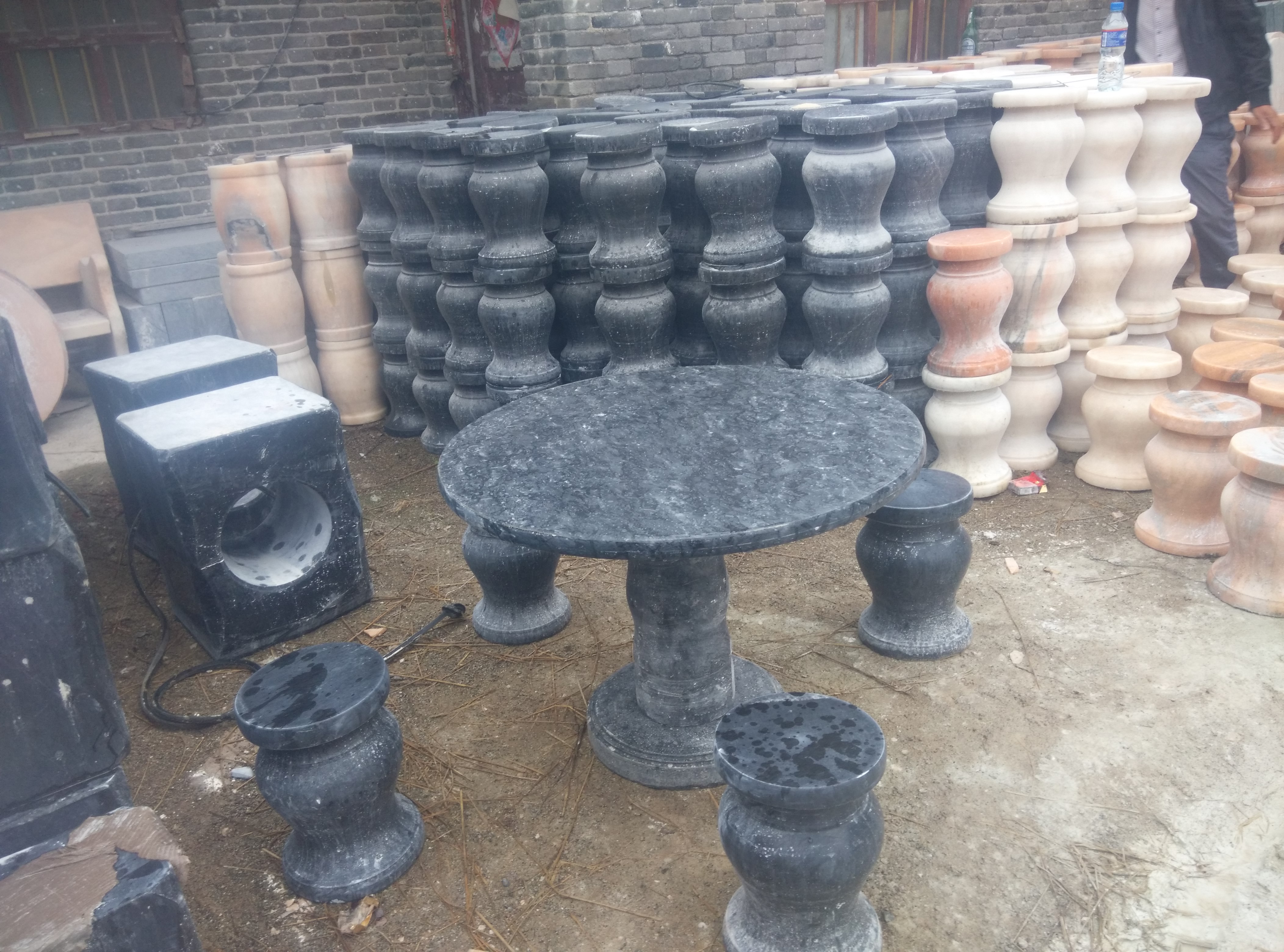 南陽石桌 圓桌石藝批發(fā) 為庭院園林公園景區(qū)美化設(shè)置圖片