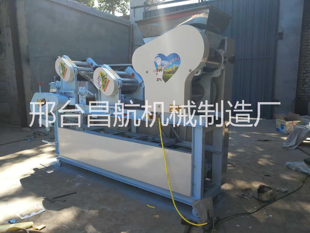 新型壓面機(jī) 湖北多功能面條機(jī)廠家 全自動餃子皮機(jī) 大型掛面機(jī) 商用面條機(jī)自動撒粉