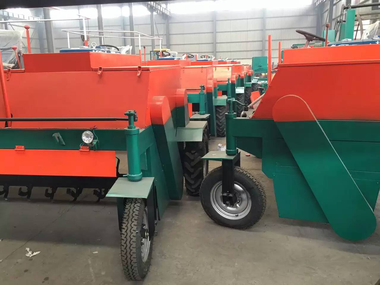 2000型輪式翻堆機(jī)圖片