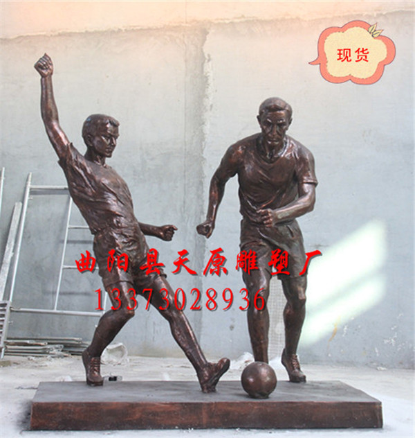 玻璃鋼人物雕塑步行街踢足球雕塑圖片