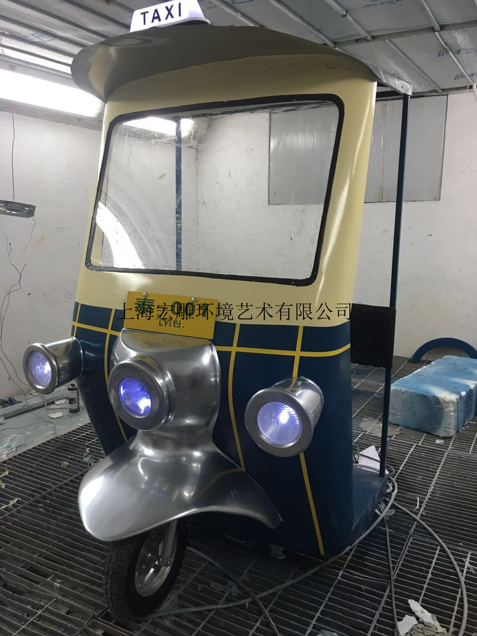 上海宏雕專業(yè)定制仿真玻璃鋼汽車頭圖片