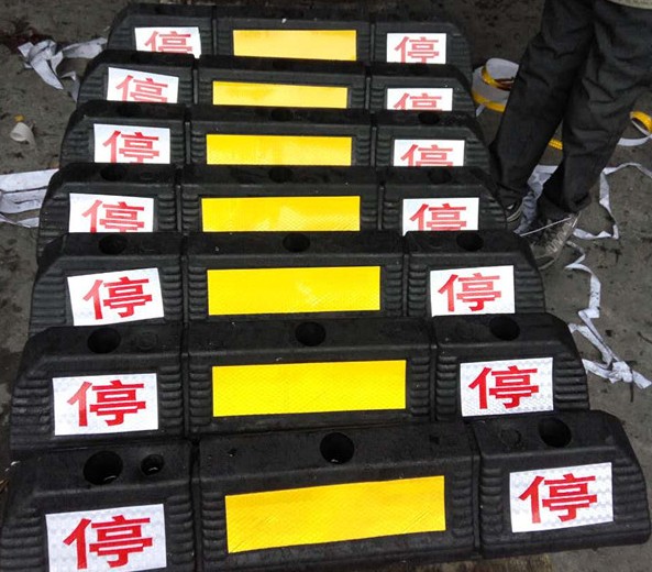 實(shí)心定位器橡膠車輪定位器停車場(chǎng)*實(shí)心加厚停車倒車檔交通設(shè)施 廠家常年批發(fā)實(shí)心定位器