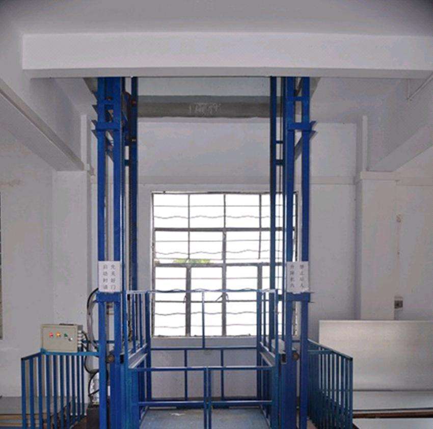 導(dǎo)軌式液壓升降貨梯---藍(lán)天機(jī)械圖片