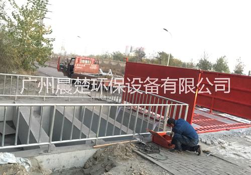 看图深圳建筑工地洗车台试机效果 深圳滚轴式工地洗车平台超强冲洗