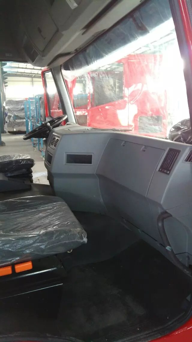 紅巖杰獅牽引車內(nèi)飾圖片