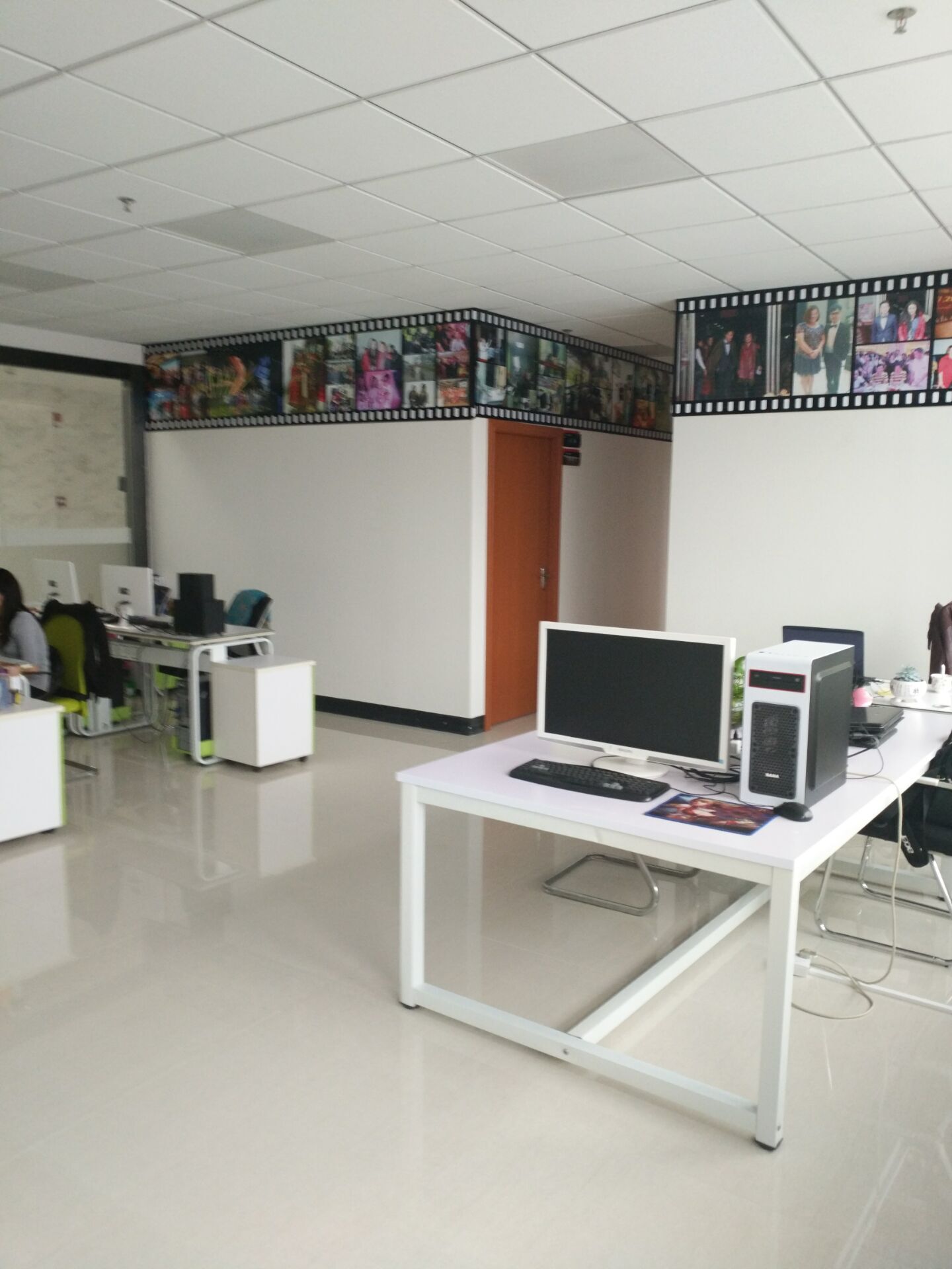 網(wǎng)紅西西紅士妖嬈出現(xiàn)于藝天下欄目圖片