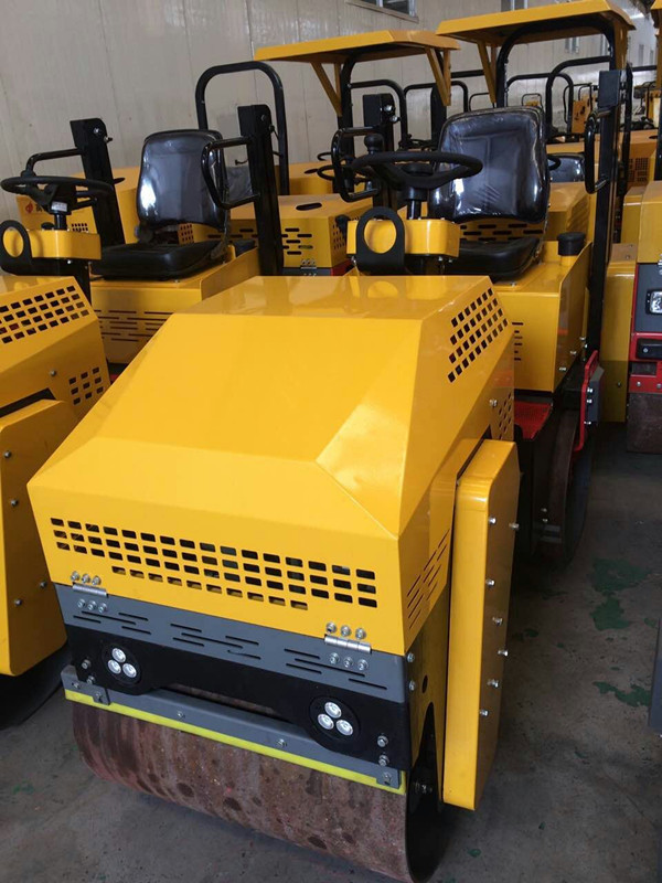 1噸全液壓振動壓路機(jī)圖片