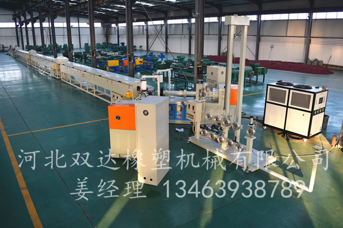 廠家直銷橡膠三復(fù)合擠出機(jī)生產(chǎn)線圖片/廠家直銷橡膠三復(fù)合擠出機(jī)生產(chǎn)線樣板圖 (1)