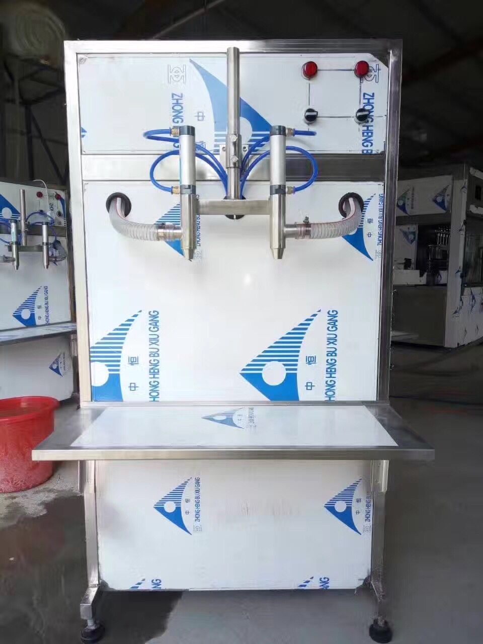 雙頭洗衣液灌裝機(jī)批發(fā)價(jià)格 粘稠液體灌裝機(jī)廠家