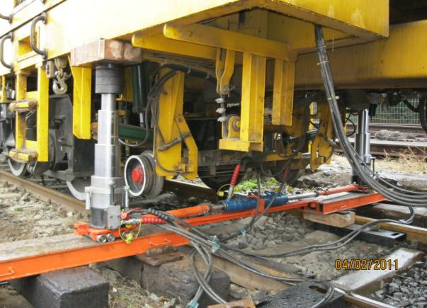 鐵翔F-150型液壓復(fù)軌器值得您的信賴