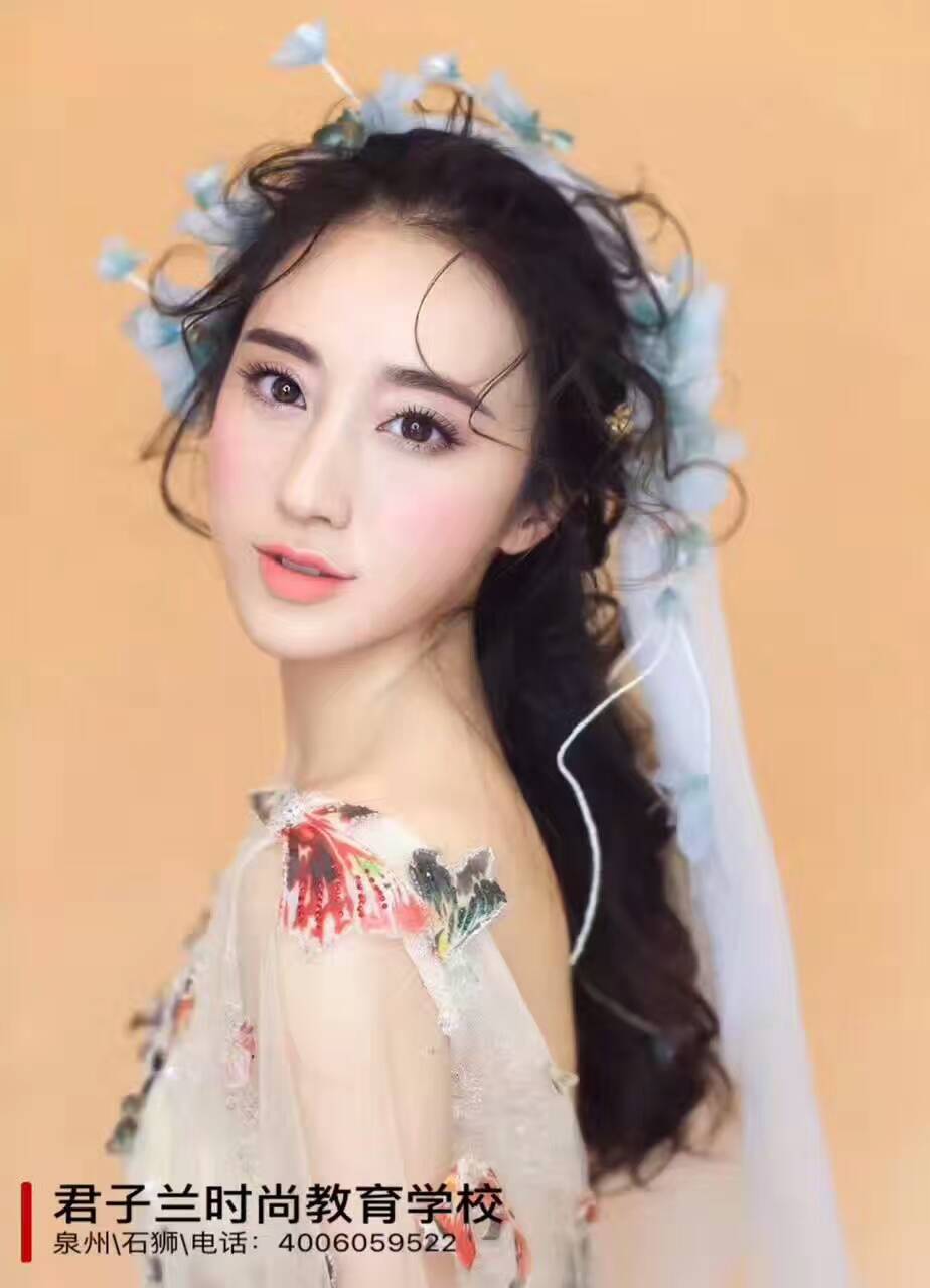 暑假學(xué)化妝就到泉州君子蘭化妝學(xué)校圖片