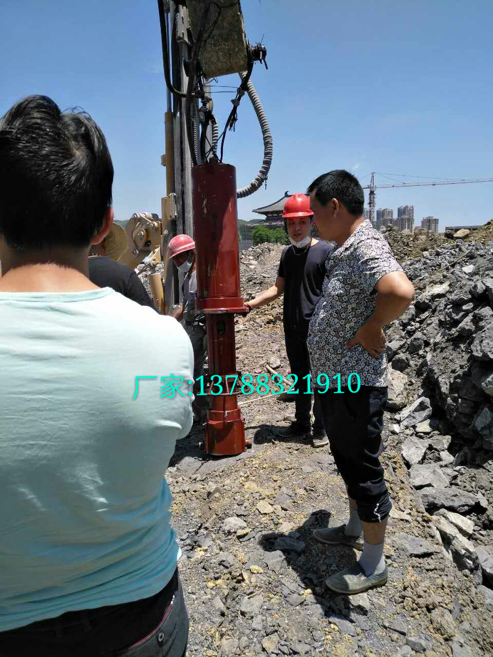 湖南吉首礦山巖石開采大型劈裂機圖片