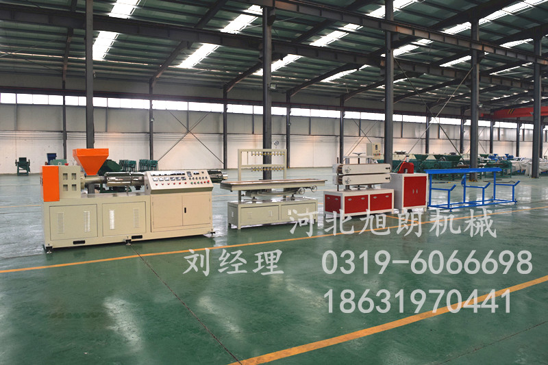 單螺桿塑料異型材擠出生產(chǎn)線圖片