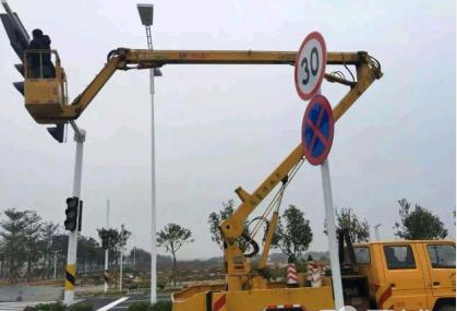 自行式曲臂高空車租賃圖片