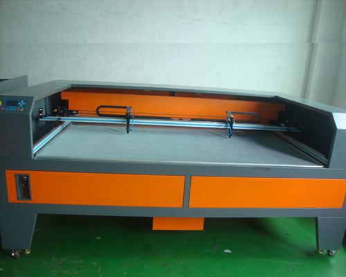 小型皮革布料激光切割機(jī)圖片