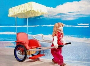 購物廣場驚現機器人拉車