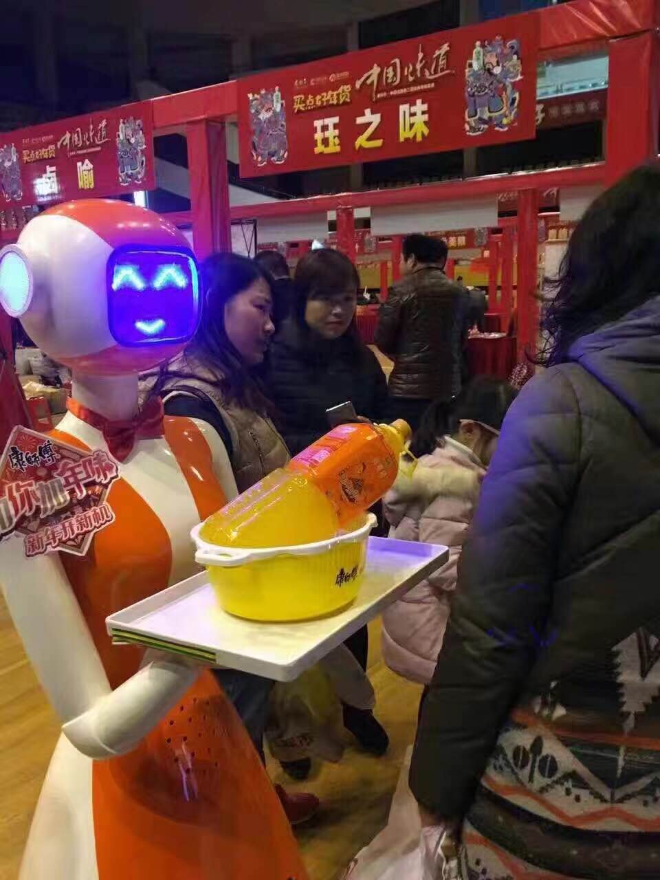 新升級播報菜品送餐機(jī)器人餐廳廠家圖片