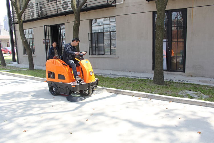 常州小區(qū)物業(yè)清掃樹(shù)葉灰塵用駕駛式掃地機(jī) 拓威克駕駛式掃地機(jī) 拓威克智能駕駛式掃地機(jī)