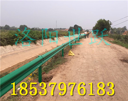 湖南長(zhǎng)沙張家界岳陽雙波護(hù)欄防撞護(hù)欄生產(chǎn)廠家 鄉(xiāng)村護(hù)欄