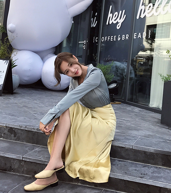 綢緞v領(lǐng)襯衫氣質(zhì)緞面綢緞襯衫V領(lǐng)緞面長(zhǎng)袖百搭寬松