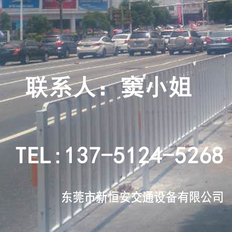 道路護欄隔離防撞護欄人行道安裝鍍鋅管材質(zhì)烤漆