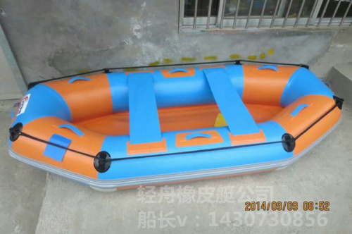 景區(qū)不翻漂流船圖片