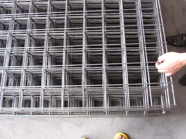 廠家直銷地?zé)峋W(wǎng)片，建筑鐵絲網(wǎng)圖片