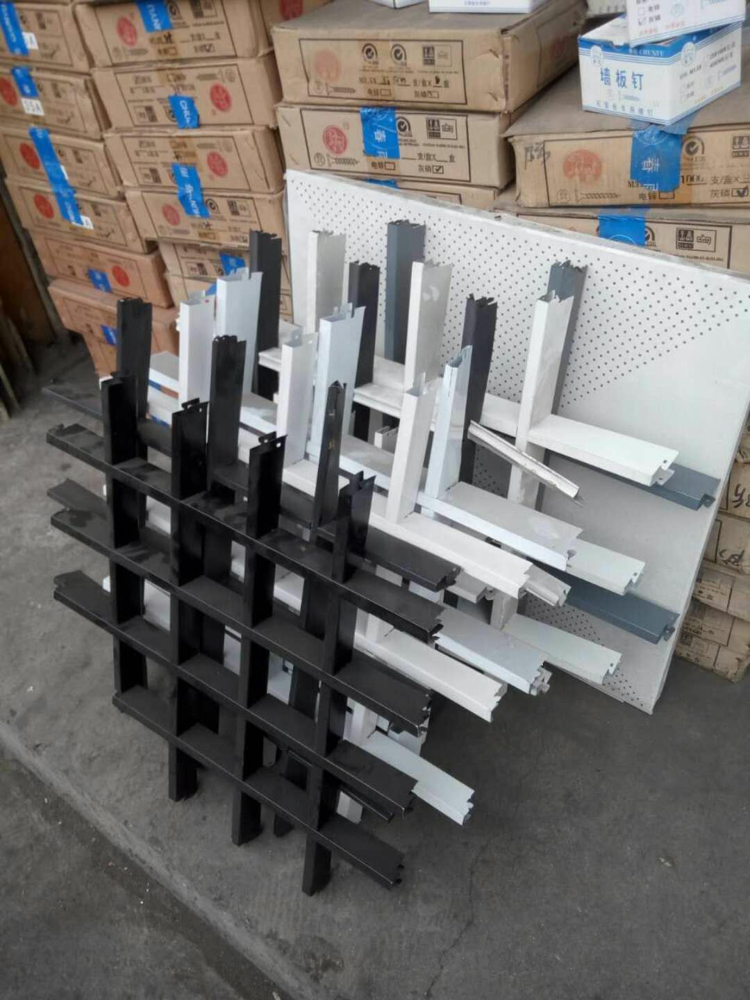 四川成都鐵格柵 雪花格柵 鋁格柵 木紋格柵 彩色格柵 格柵定制圖片