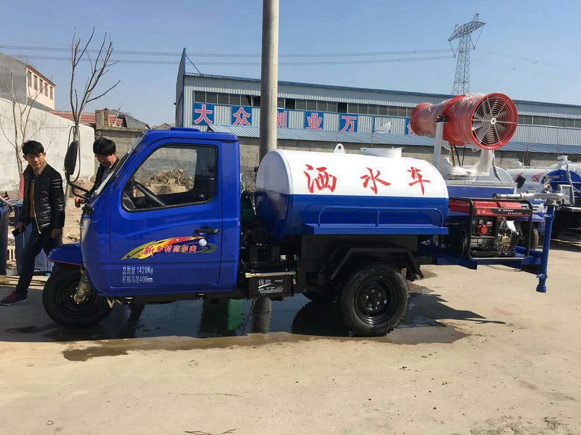 供应农用三轮雾炮洒水车 多功能仰尘车 小型洒水车价格图片