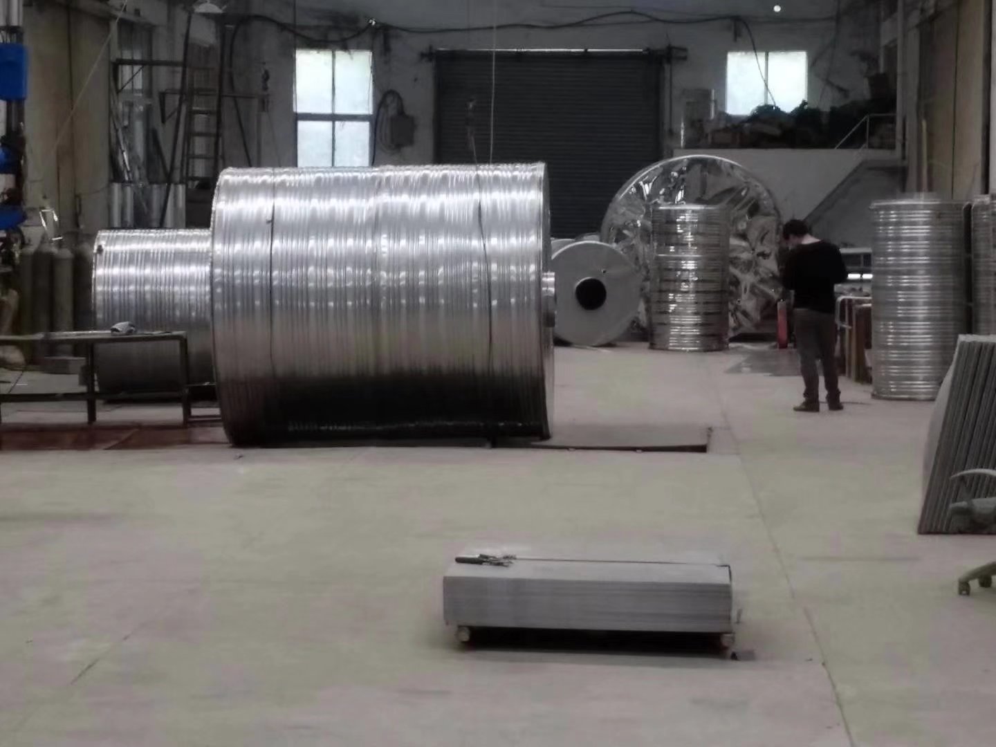 廠家直銷圓柱形不銹鋼保溫水箱