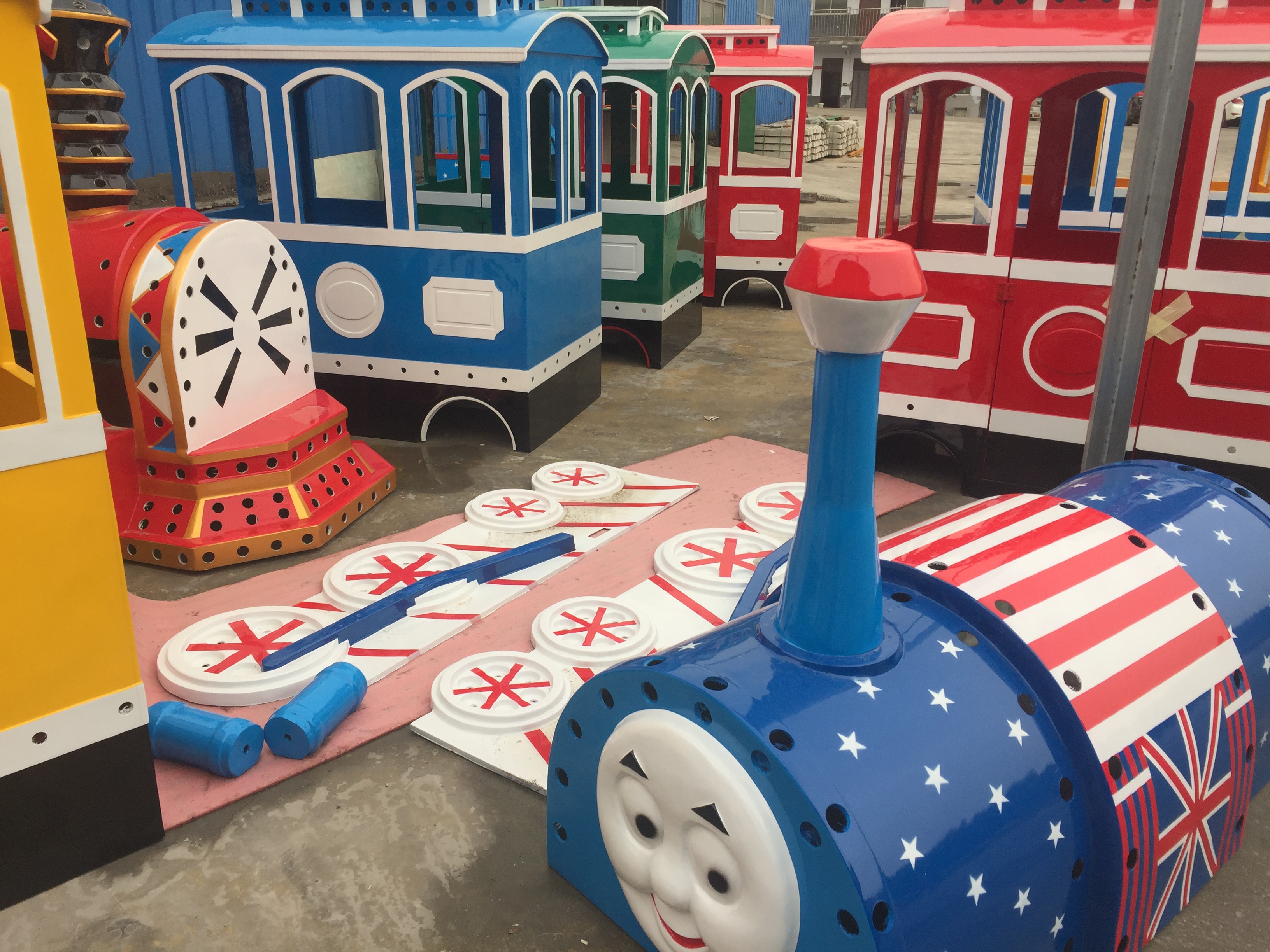 無軌小火車 托馬斯觀光旋轉(zhuǎn)小火車 英倫風(fēng) 公園廣場景區(qū)旋轉(zhuǎn)小火車游樂設(shè)備
