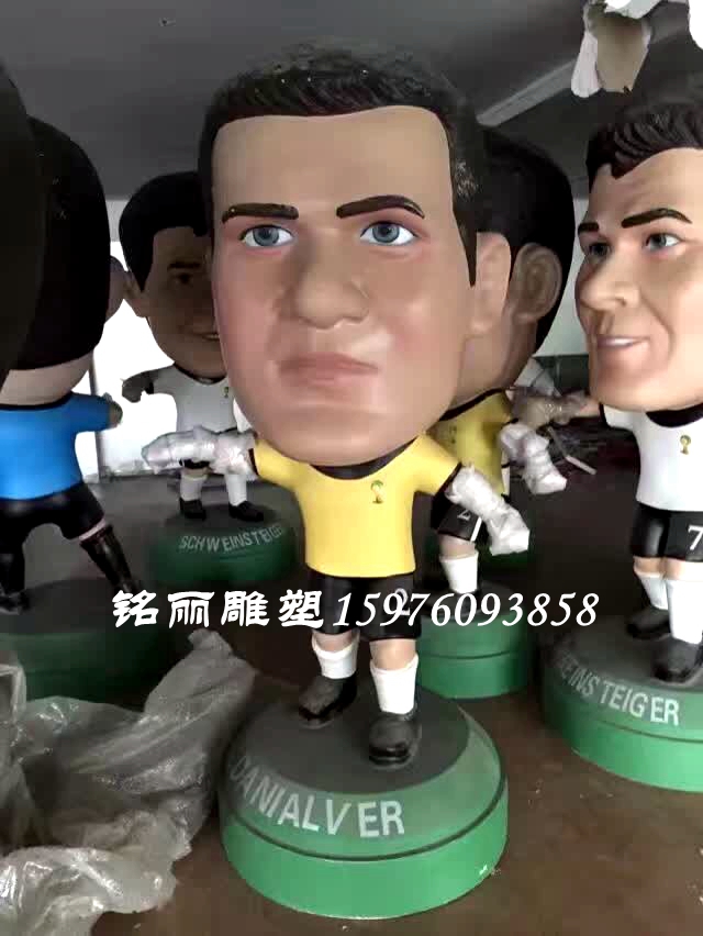 玻璃鋼雕塑足球?qū)氊惾宋飯D片