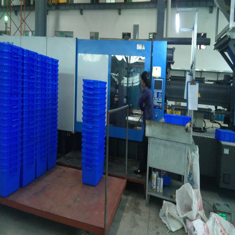 東莞真實(shí)塑膠廠生產(chǎn) 常平膠箱水口料加工黑色膠箱 東莞常平膠箱