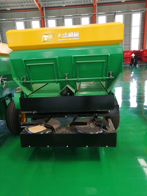 天盛有機(jī)肥拋撒機(jī)，新型揚糞機(jī)，農(nóng)用撒肥機(jī)，撒肥器，撒肥機(jī)