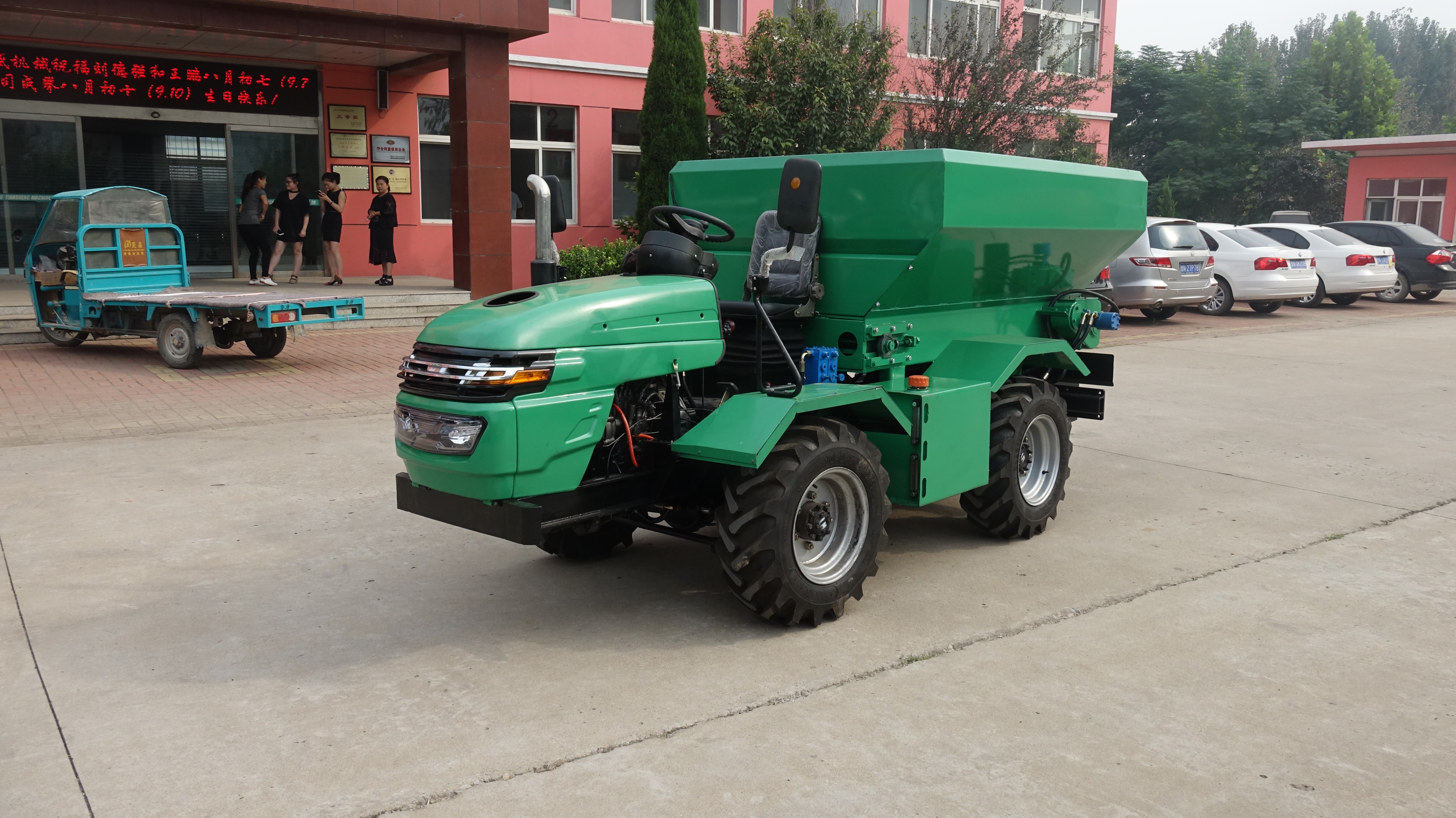 輪式撒肥機(jī)，自動(dòng)撒肥機(jī)，撒糞機(jī)圖片