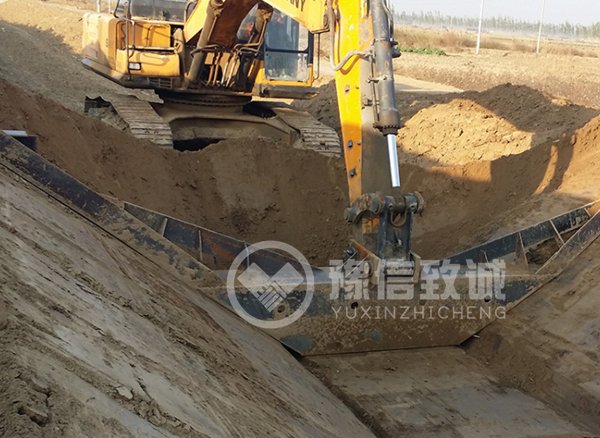 渠道現(xiàn)澆成型機(jī)硬質(zhì)渠成型機(jī)圖片